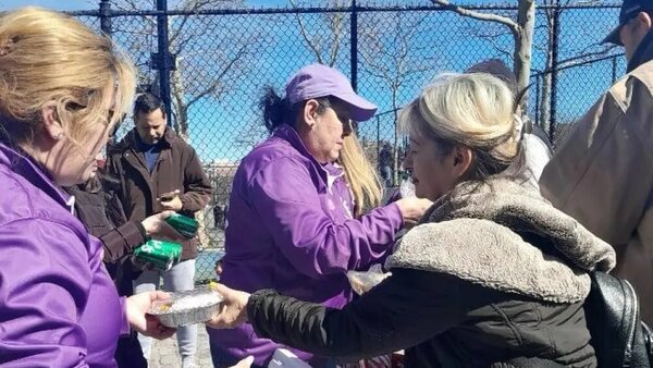 Paraguayos en Nueva York entregaron platos de comida a personas de escasos recursos - Radio Imperio 106.7 FM