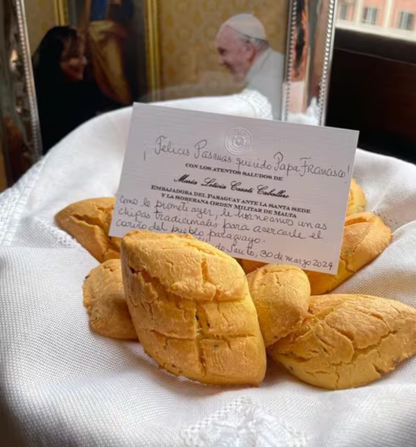 El papa Francisco comió chipa paraguaya elaborada por la embajadora ante la Santa Sede
