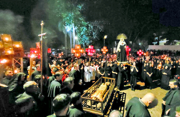 El Vía Crucis mayor revistió de fervor religioso a la ciudad de Hernandarias - La Clave