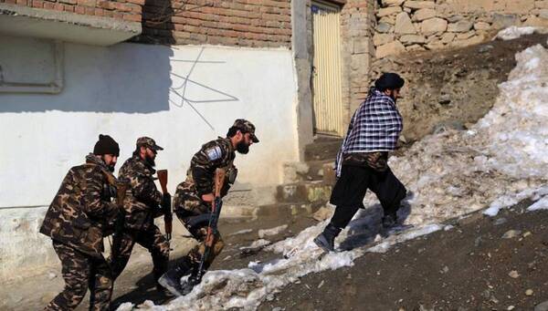 Afganistán: niños mueren al explotar una munición de guerra con la que jugaban - Unicanal
