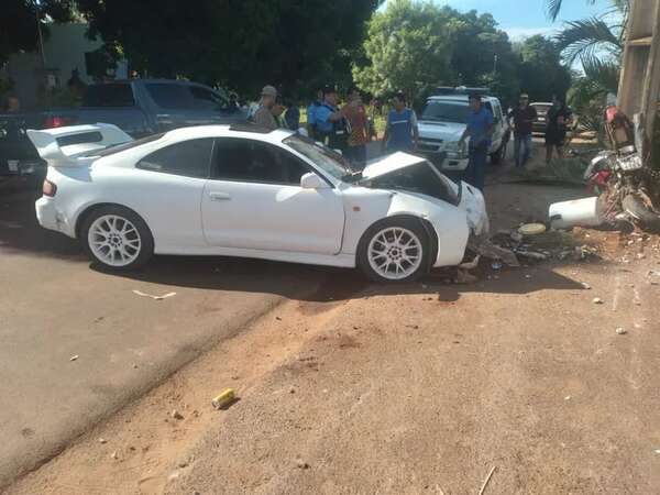 Conductor alcoholizado arrastró una motocicleta hasta impactar contra un poste en Encarnación - Policiales - ABC Color