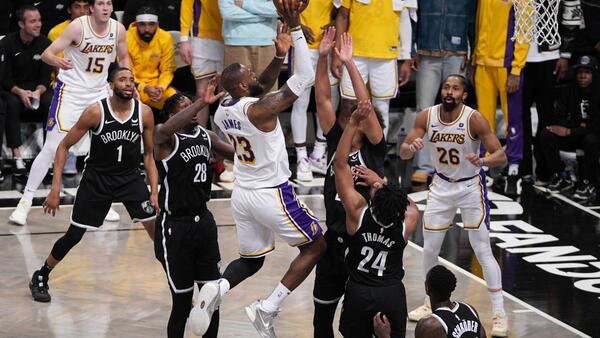 LeBron alecciona a los Nets con 9 triples y 40 puntos