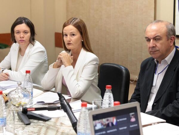 Impulsores de “Chau nepotismo” se reúnen con la Comisión de Legislación del Senado · Radio Monumental 1080 AM