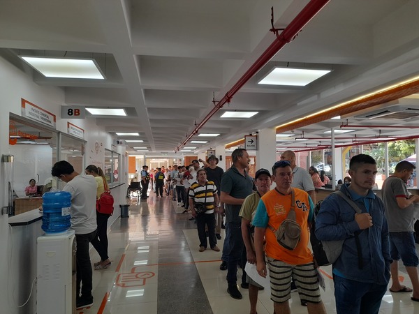 Largas filas y horas de espera para revalidar registro de conducir en Encarnación