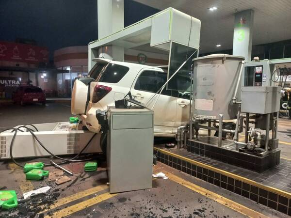 Venía con “tanque lleno”, pero la conductora: armó sarambí en un surtidor