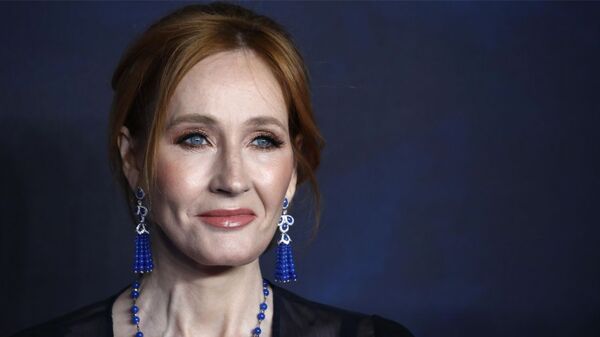 JK Rowling desafía a la policía a arrestarla por «confundir» el género de las personas trans tras la nueva ley de delitos d