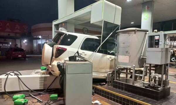 Conductora borracha causa destrozos en estación de servicio de Villarrica: alegó que le fallaron los frenos – Prensa 5