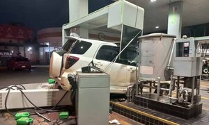 Conductora borracha causa destrozos en estación de servicio de Villarrica – Prensa 5