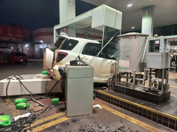Conductora borracha causa destrozos en estación de servicios