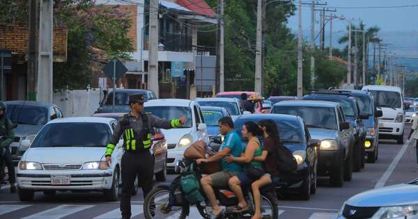 La Nación / Intenso movimiento vehicular en el operativo retorno de Semana Santa - OJO Galería