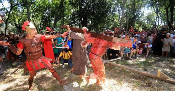 La Nación / Vía crucis en Kurusu Cerro de Atyrá - OJO Galería