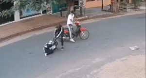 Motochorros echaron a una mujer de su moto, la arrastraron y robaron su bolso - Megacadena - Diario Digital
