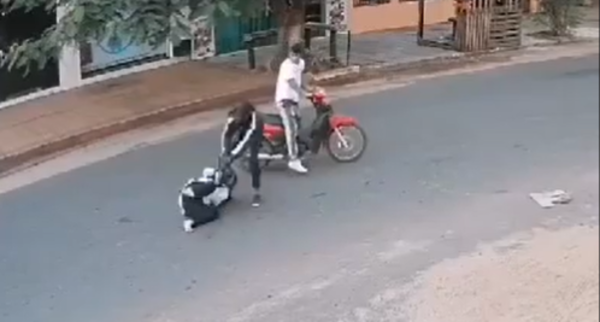 Motochorros echaron a una mujer de su moto, la arrastraron y robaron su bolso - Megacadena - Diario Digital