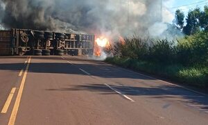 Camión vuelca y se incendia en Raúl Peña