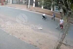 [VIDEO] Motochorros arrastraron a mujer para robarle la mochila