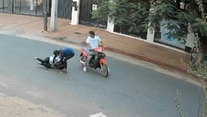Motochorros arrastraron por el pavimento a una mujer para robar en Caaguazú - Noticiero Paraguay