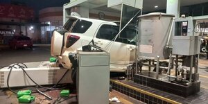 Conductora borracha causa destrozos en estación de servicio: alegó que le fallaron los frenos