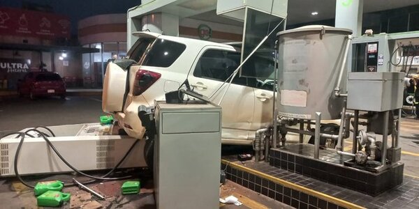 Conductora borracha causa destrozos en estación de servicio: alegó que le fallaron los frenos
