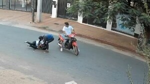 Caaguazú: Motochorros arrastran por el pavimento a una mujer para robar