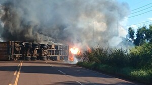 Tractocamión vuelca y se incendia en Alto Paraná