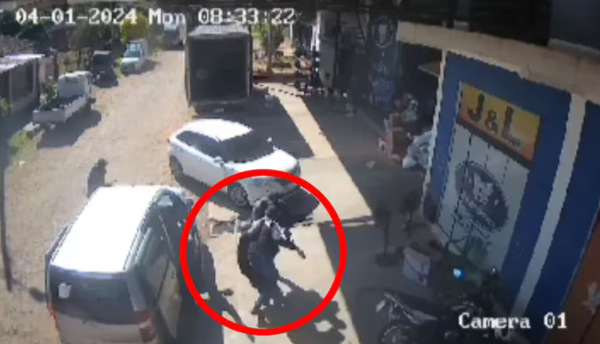 (VIDEO). Golpearon brutalmente a un policía durante asalto