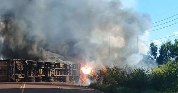 Video: Conductor sufre grave quemadura tras sufrir vuelco e incendio de su camión - ABC en el Este - ABC Color