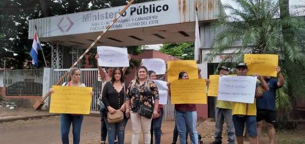 Víctimas se manifestaron en la Fiscalía y piden castigo para el “rey de la estafa” - ABC en el Este - ABC Color