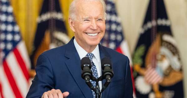 La Nación / Mientras que Biden va a misa, Trump vende biblias