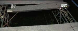 Vecinos expuestos al peligro de un puente caído - SNT