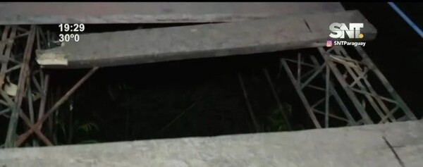 Vecinos expuestos al peligro de un puente caído - SNT
