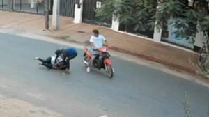 (VIDEO). Violento asalto de dos motochorros que arrastraron a una mujer