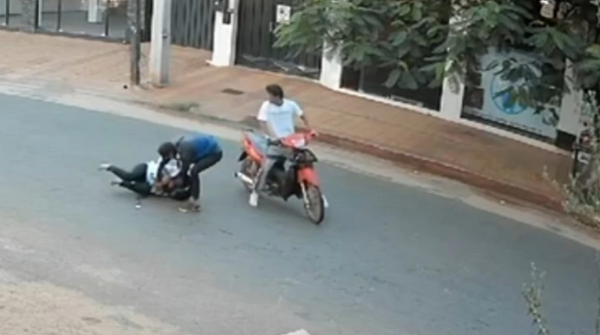 (VIDEO). Violento asalto de dos motochorros que arrastraron a una mujer