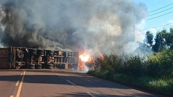 Tractocamión vuelca y se incendia en Alto Paraná - Radio Imperio 106.7 FM