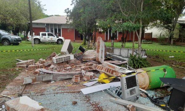 Delincuentes sitiaron comisaría para robar cajero automático