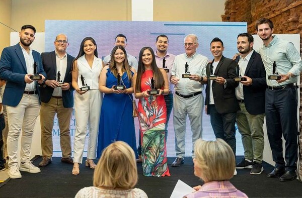 Fundaci贸n Feliciano Mart铆nez premia 12 destacados de la sociedad civil en la primera Edici贸n de los Premios Feliciano Mart铆nez - Revista PLUS