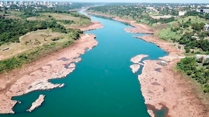La navegación fluvial afectada por la bajante del río Paraná en Argentina - La Tribuna