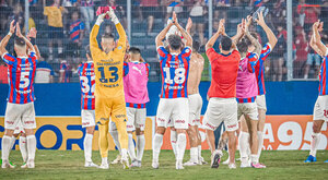 Versus / Cerro Porteño va con 25 jugadores a Chile buscando dar el golpe ante Colo Colo