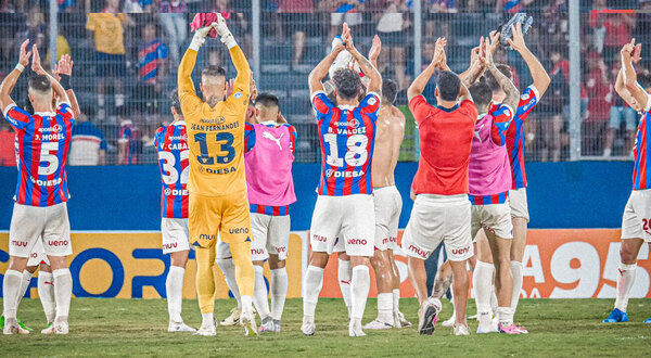 Versus / Cerro Porteño va con 25 jugadores a Chile buscando dar el golpe ante Colo Colo