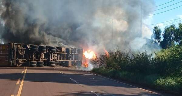 Diario HOY | Dos heridos graves tras incendio de camión que volcó aparatosamente