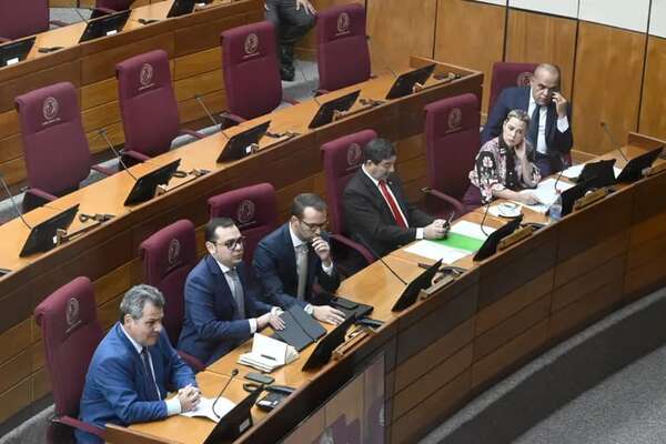 Abogados de Mario Abdo acuden a convocatoria del Senado sobre pedido de desafuero - Política - ABC Color