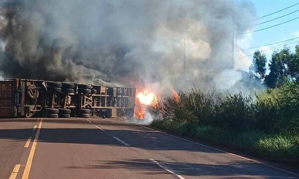 Dos heridos graves tras incendio de camión que volcó aparatosamente – Prensa 5