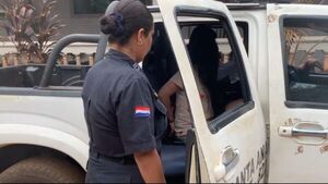 Ka'ure una mujer chocó contra vehículo estacionado en la vereda