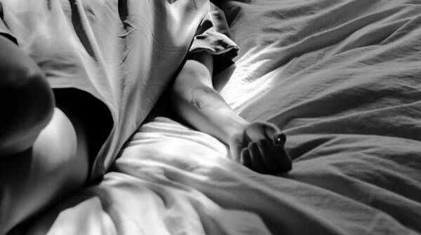 La encontraron muerta en su cama: empezó la investigación para saber el porqué