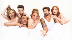 ¿Qué hacen estos faranduleros todos juntos en una cama?