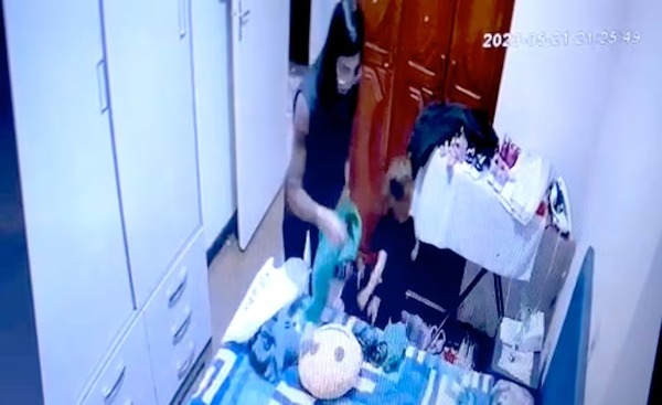 Influencer esteña está imputada por maltratar a sus hijas pequeñas - ADN Digital