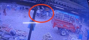 Estacionó la moto con la llave puesta en el mercado y se la robaron
