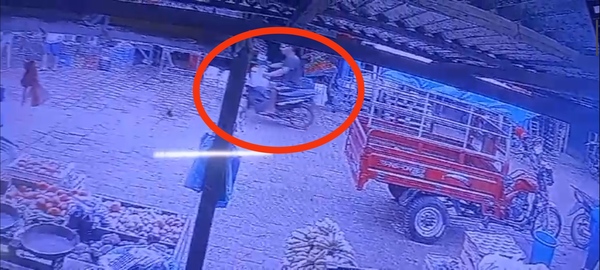 Estacionó la moto con la llave puesta en el mercado y se la robaron
