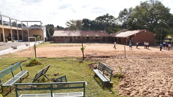 Alumnos de colegio de Lambaré reclaman estar sin docentes en cinco materias