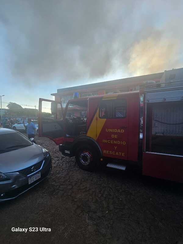 Incendio consume taller de chapería y pintura en Ciudad del Este - ADN Digital
