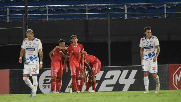 Nacional regala un tiempo y sufre dura derrota en debut de Bernay